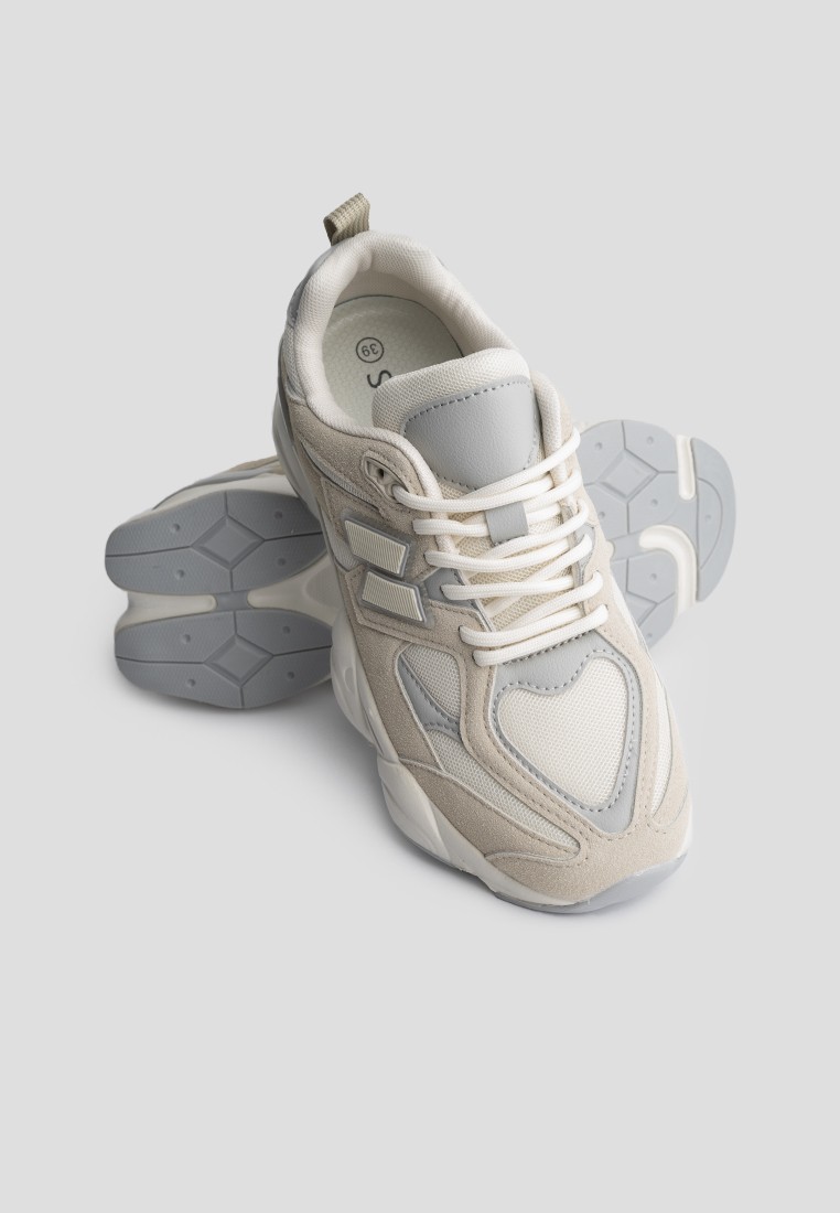 Кросівки жіночі