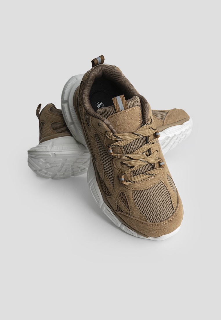 Кросівки жіночі